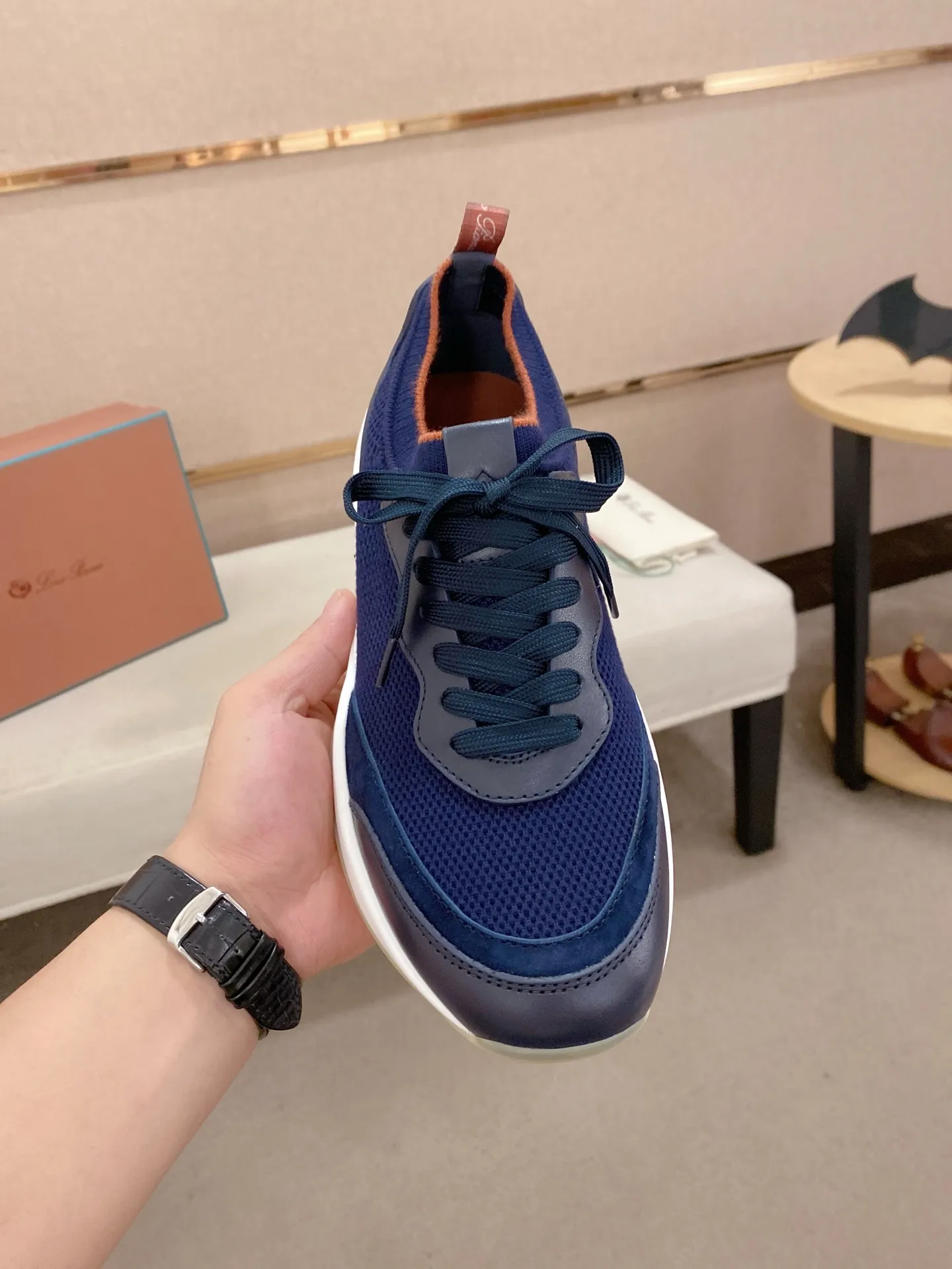 Men's shoes💰: 540💰🔥𝐥𝐨𝐫𝐨 𝐏𝐢𝐚𝐧𝐚 lp classic loafers, an Italian treasure brand, the only brand that can match Hermès! Only after wearing it do we realize that we can’t live up to our feet. The upper is made of imported first-layer cowhide with breathable fly-knit fabric, water-dyed cowhide foot pads, and the official original glass rubber outsole and pendant. Exclusive original packaging (tag ➕ brand paper ➕ outer box ➕ hand bag) code number: 38-44. Can be customized 45-46